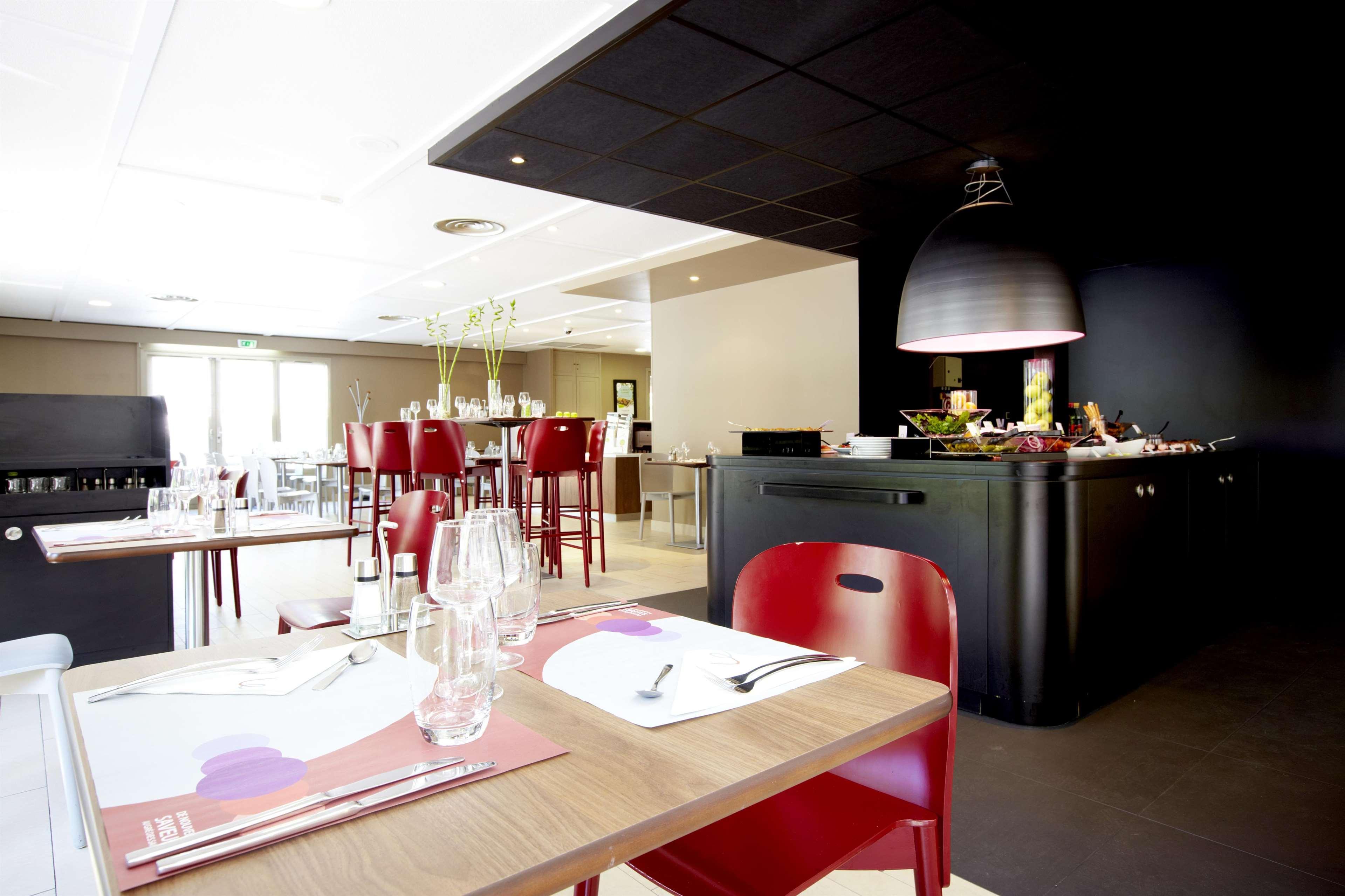 Kyriad Direct Marseille Est La Valentine La Penne-sur-Huveaune Ресторан фото